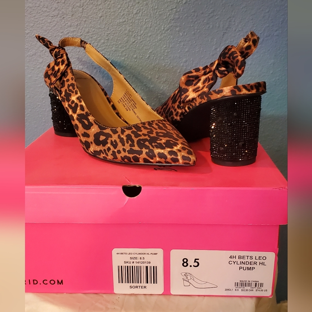Torrid X Betsey Johnson Leo cylinder rhinestone heel with bow, pointy toe